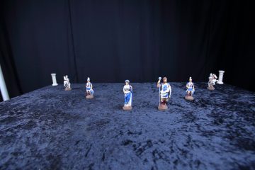 Neben der Belichtung ist das für ein Foto verwendete Objektiv ein wichtiges Merkmal der Bildgestaltung. Zunächst einmal gibt es 2 Bauarten von Objektiven, die Festbrennweite und die Zoom-Objektive mit variabler Brennweite. Und man teilt Objektive abhängig von ihrer Brennweite in die Typen Weitwinkel-, Normal- und Teleobjektive ein.